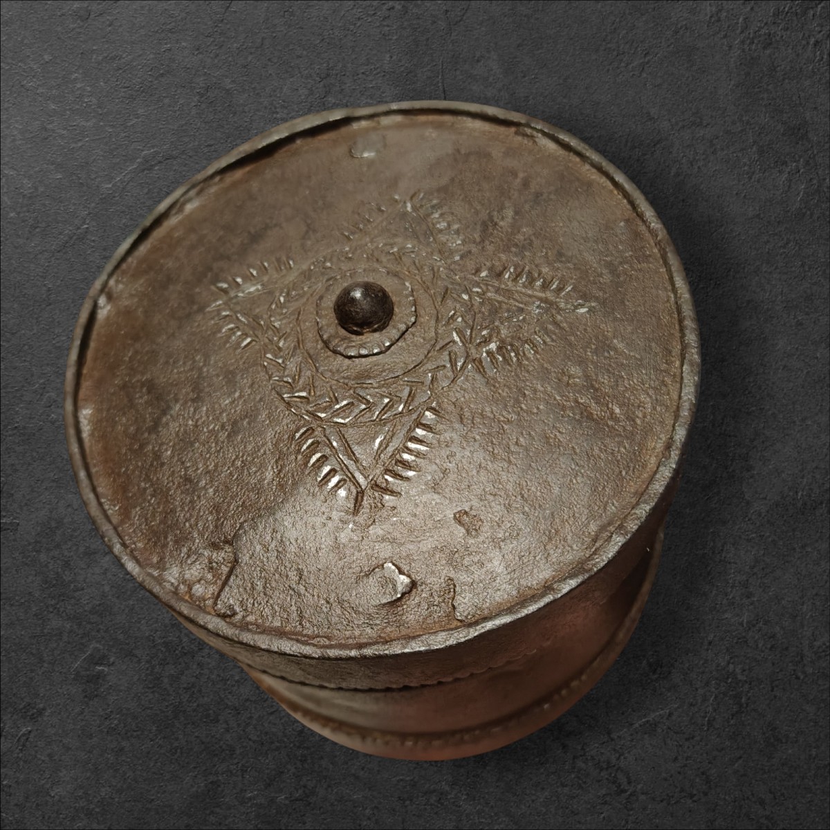 Curiosa scatola rotonda in ferro forgiato ed inciso con chiusura inusuale-photo-7