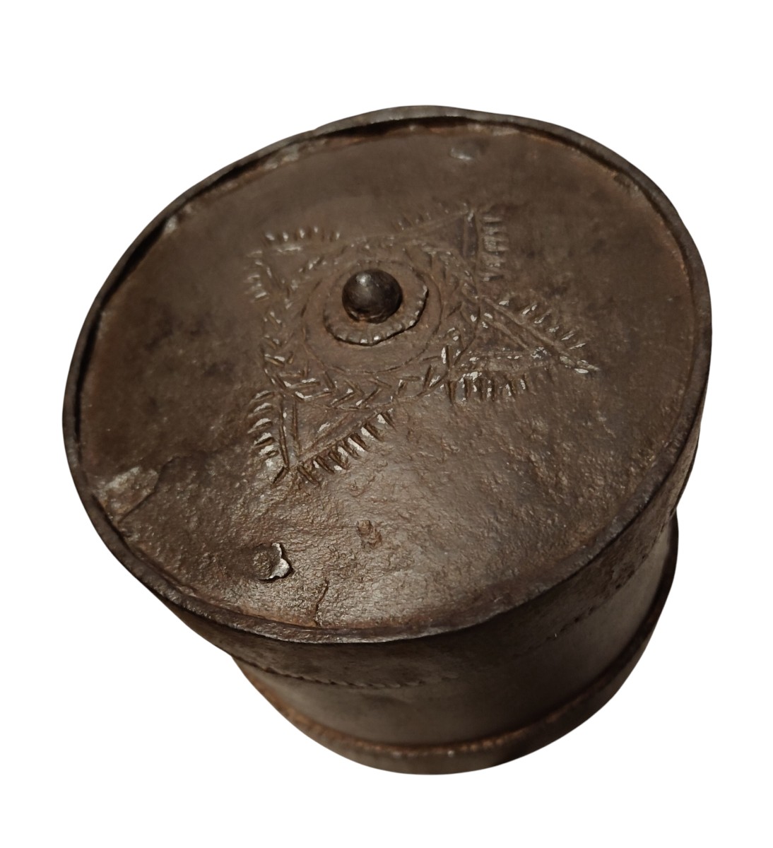 Curiosa scatola rotonda in ferro forgiato ed inciso con chiusura inusuale