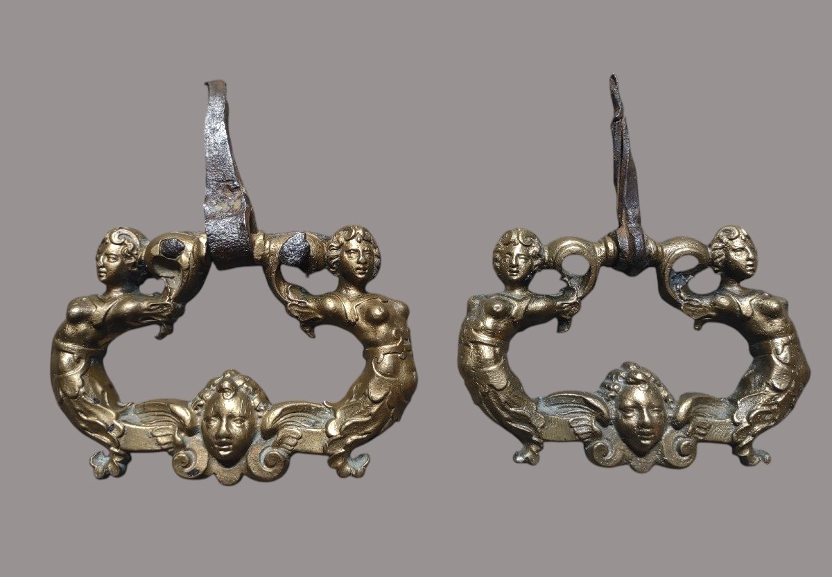 Importante  coppia di maniglie in bronzo XVII secolo