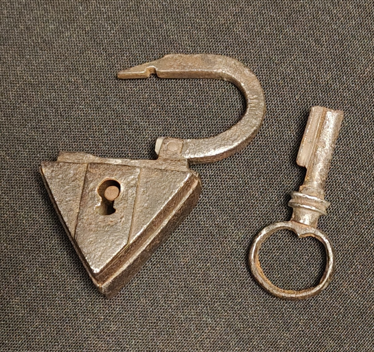 Lucchetto triangolare XVI-XVII secolo-photo-2