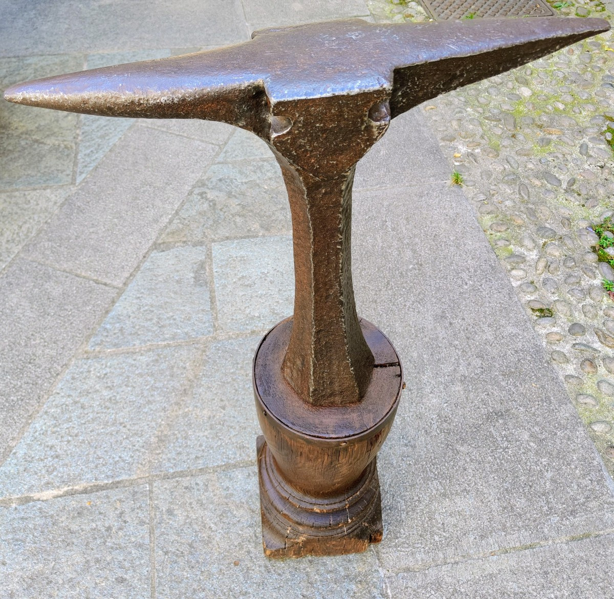 Bella bigornia montata su di un imponente ceppo fine XVII secolo-photo-2