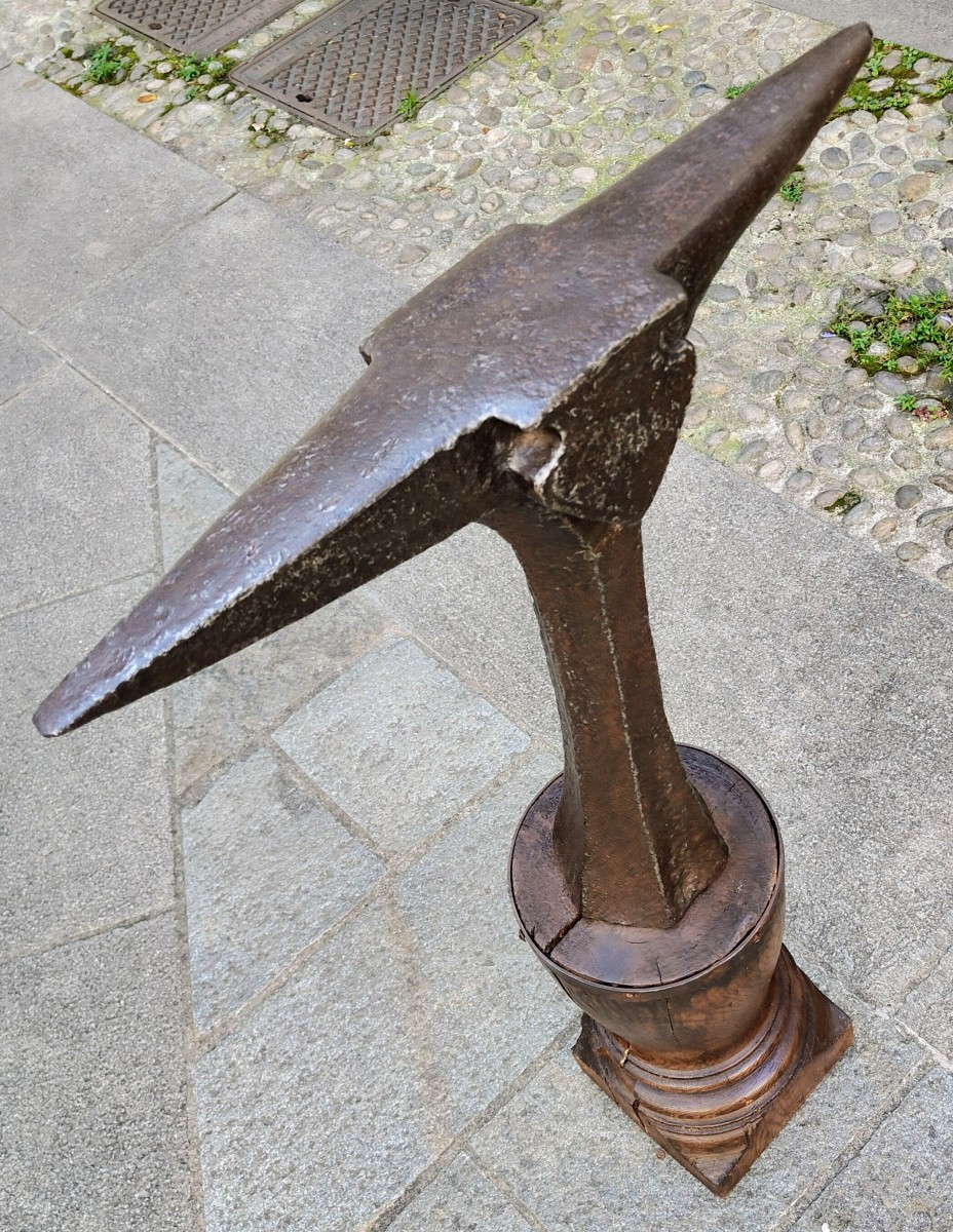 Bella bigornia montata su di un imponente ceppo fine XVII secolo-photo-1