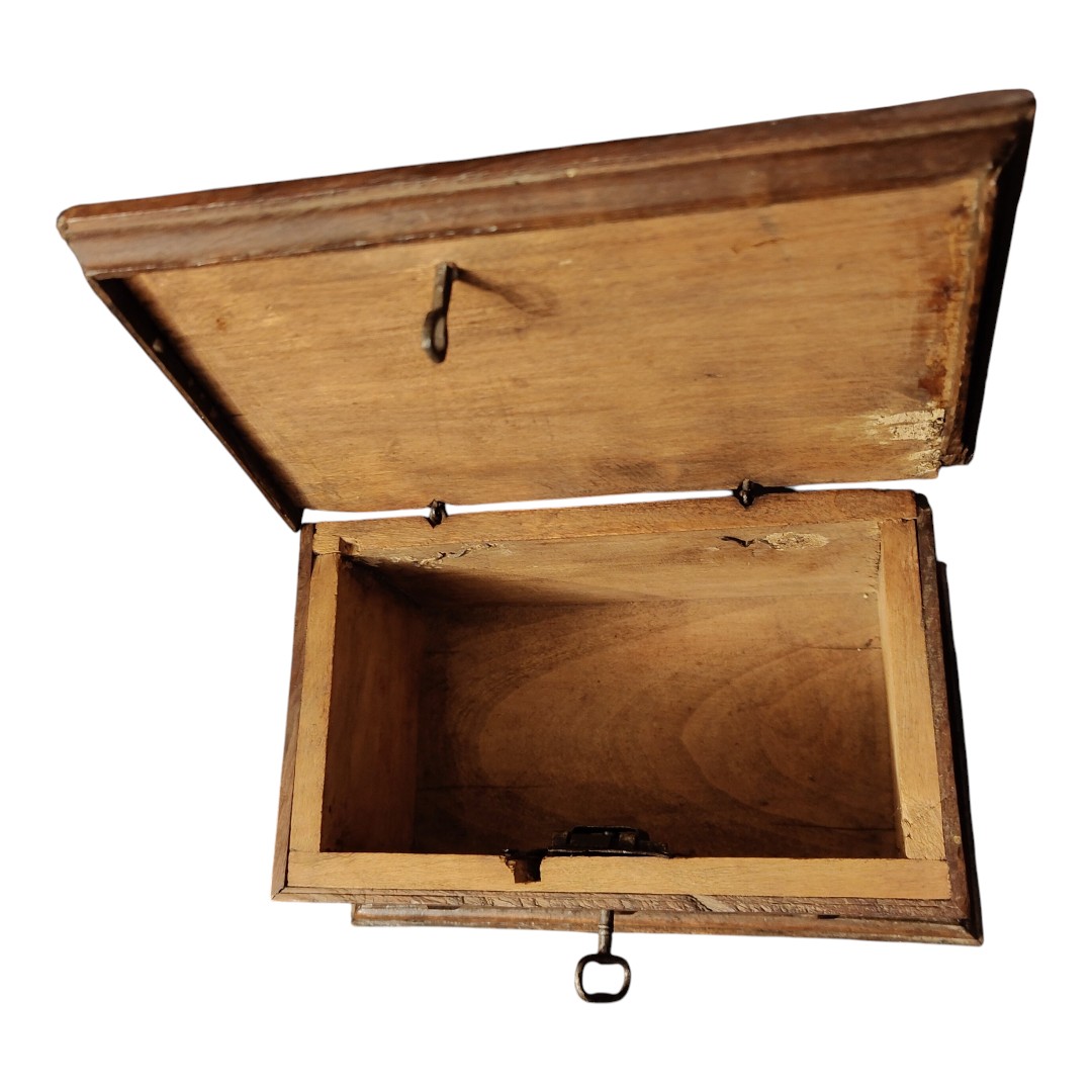 Scatola toscana in noce e pioppo con serratura coeva funzionante XVIII secolo-photo-4