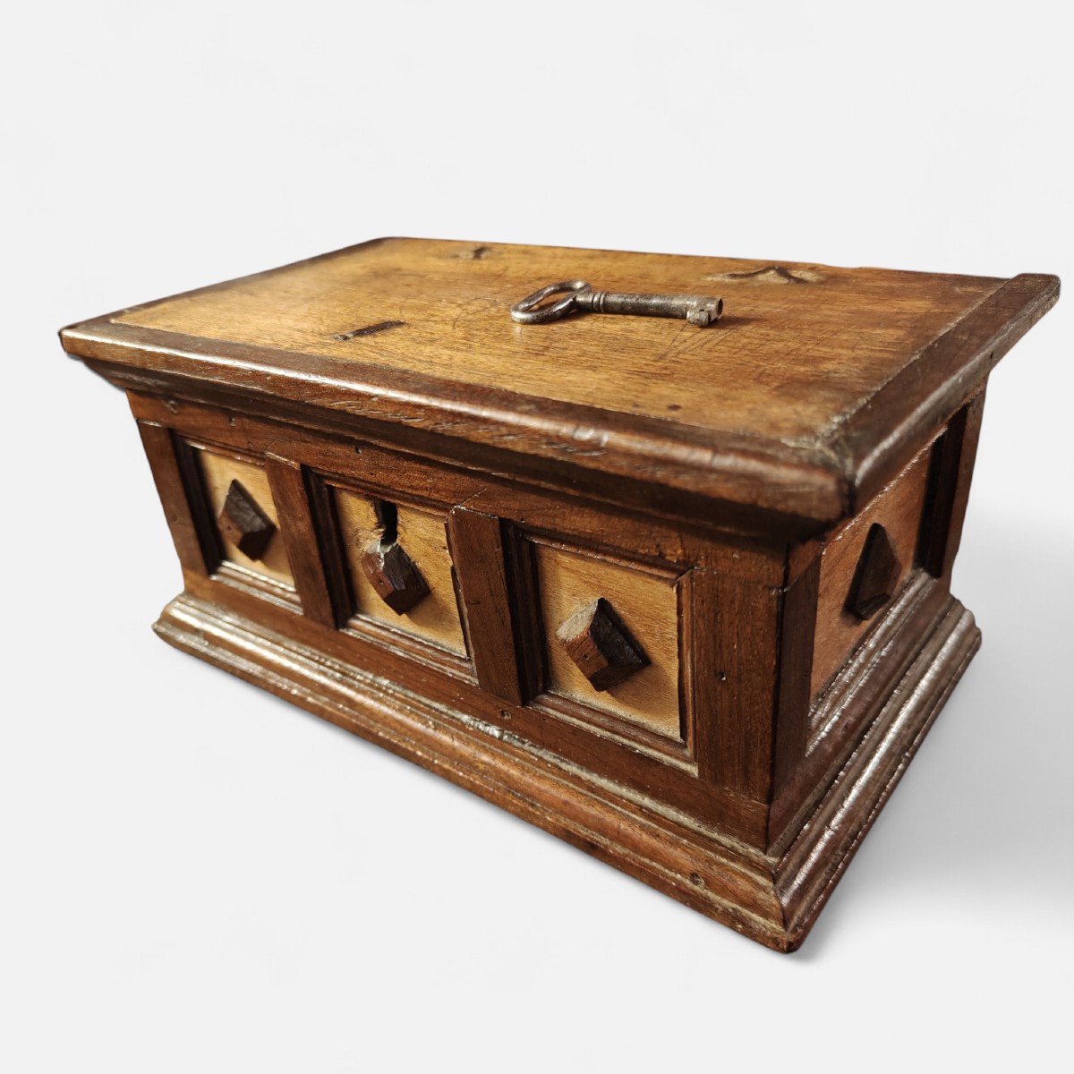 Scatola toscana in noce e pioppo con serratura coeva funzionante XVIII secolo
