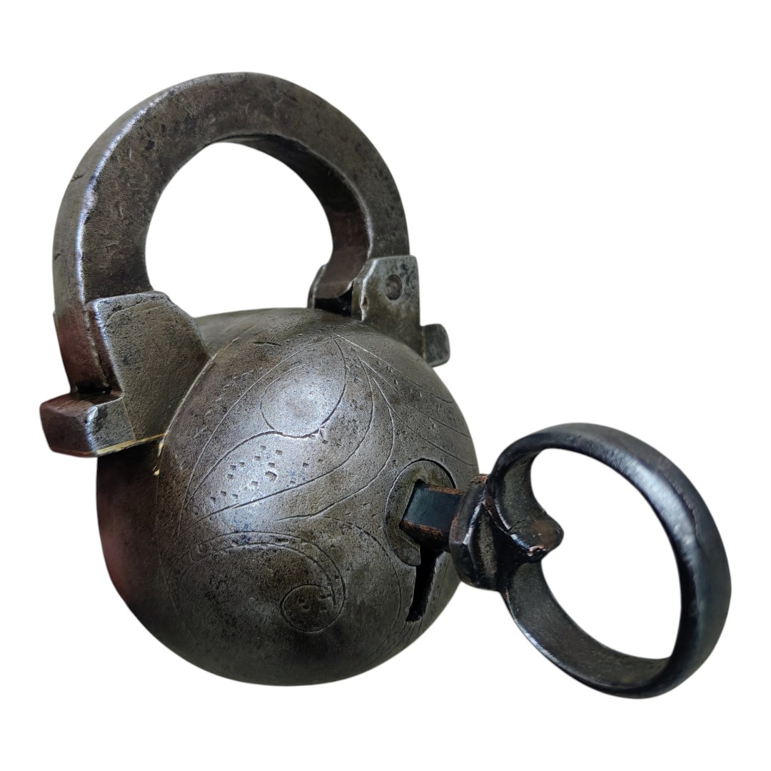 Splendido lucchetto tedesco a palla inciso inizio XVII secolo