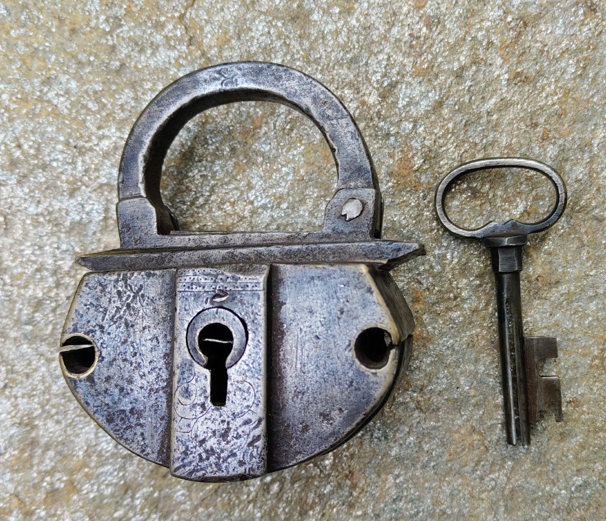 Bel lucchetto in ferro forgiato ed inciso XVI-XVII secolo-photo-4