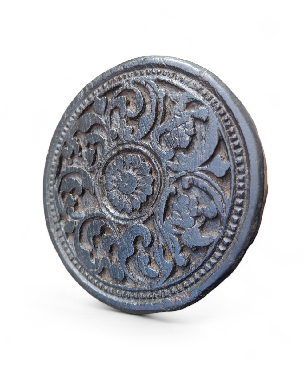 Marca rotonda in legno scolpito con motivi vegetali fine XVIII secolo-photo-2