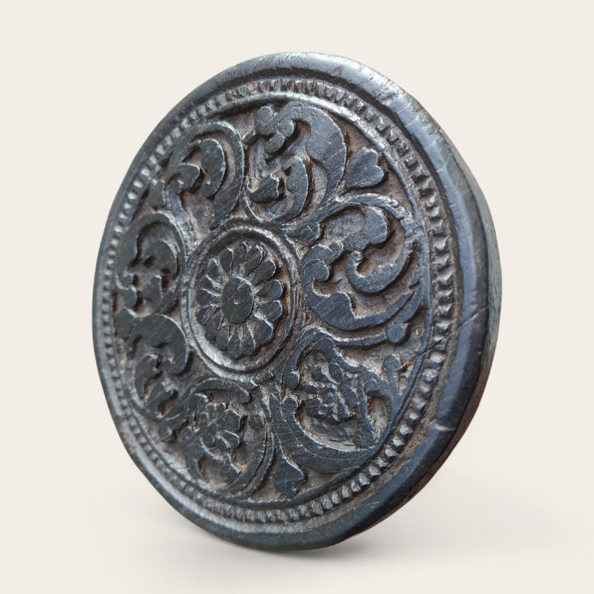 Marca rotonda in legno scolpito con motivi vegetali fine XVIII secolo-photo-3