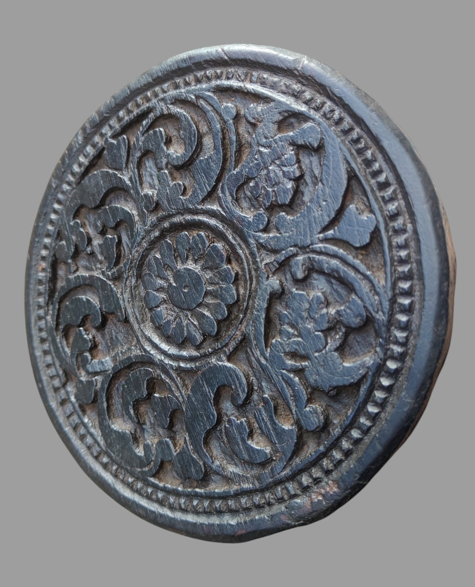 Marca rotonda in legno scolpito con motivi vegetali fine XVIII secolo-photo-2