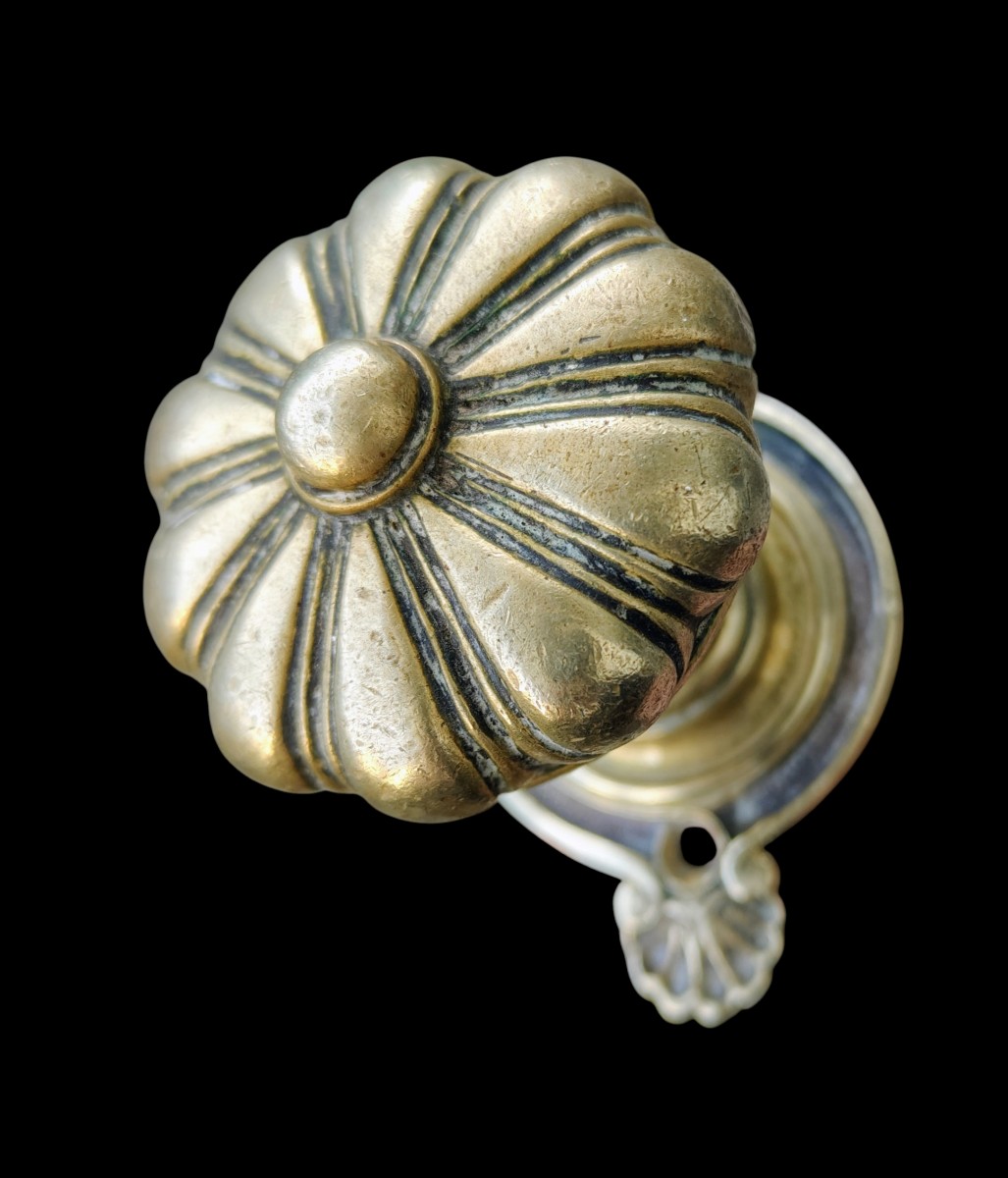 Bel pomolo in bronzo dorato con  placca di fissaggio epoca stile Luigi XVI