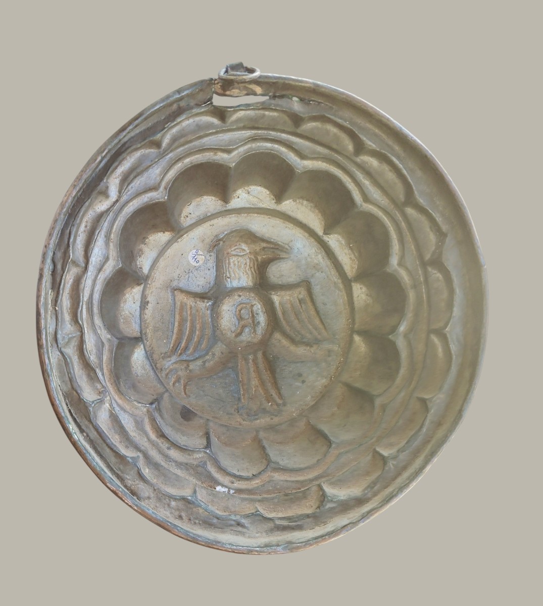 Antico stampo da budino in rame sbalzato con aquila araldica XIX secolo-photo-3