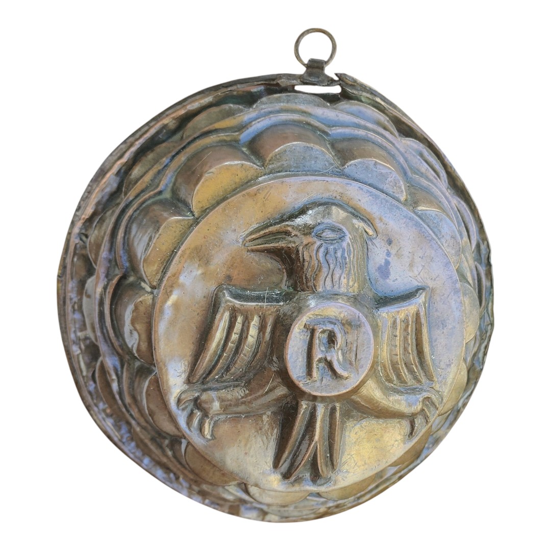 Antico stampo da budino in rame sbalzato con aquila araldica XIX secolo-photo-1