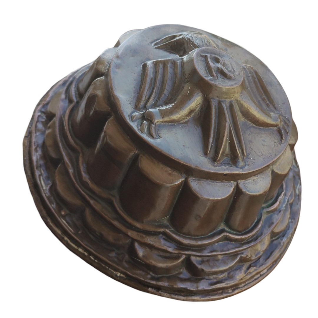 Antico stampo da budino in rame sbalzato con aquila araldica XIX secolo-photo-3