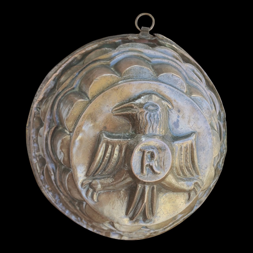 Antico stampo da budino in rame sbalzato con aquila araldica XIX secolo