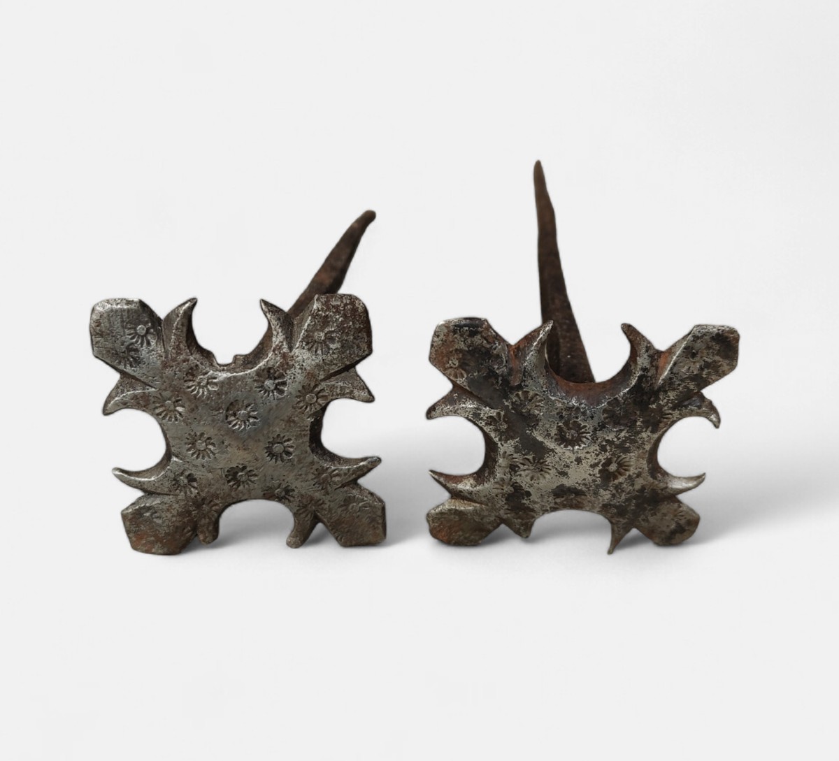 Coppia di grandi chiodi inizio XVII secolo