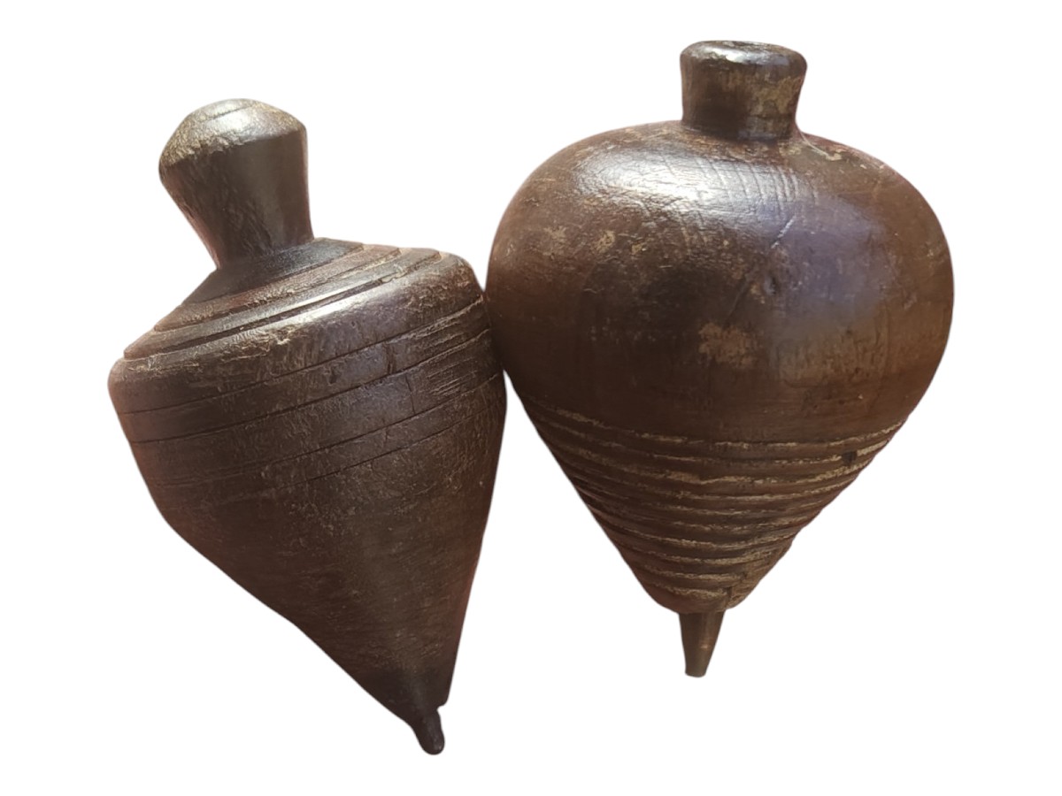 Coppia di trottole in legno tornito