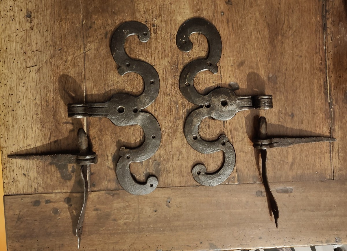 Grandi cerniere in ferro forgiato complete fine XVII inizio XVIII secolo 