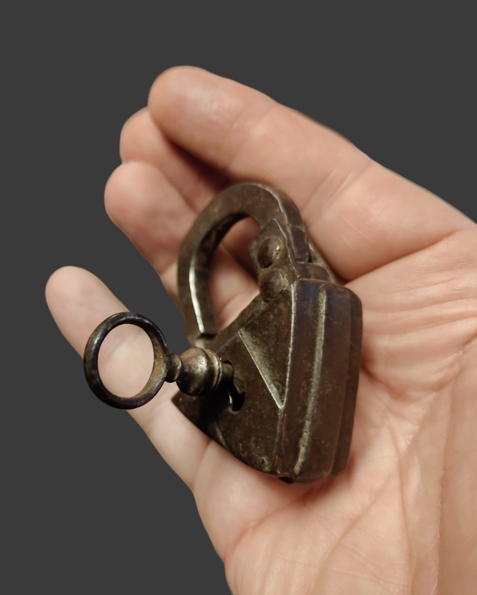 Piccolo lucchetto tedesco triangolare XVII secolo-photo-2