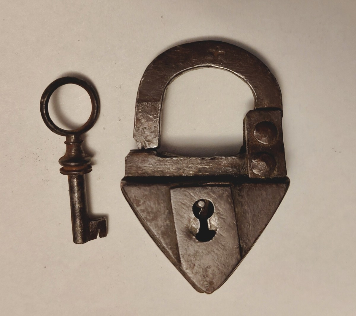 Piccolo lucchetto tedesco triangolare XVII secolo-photo-4