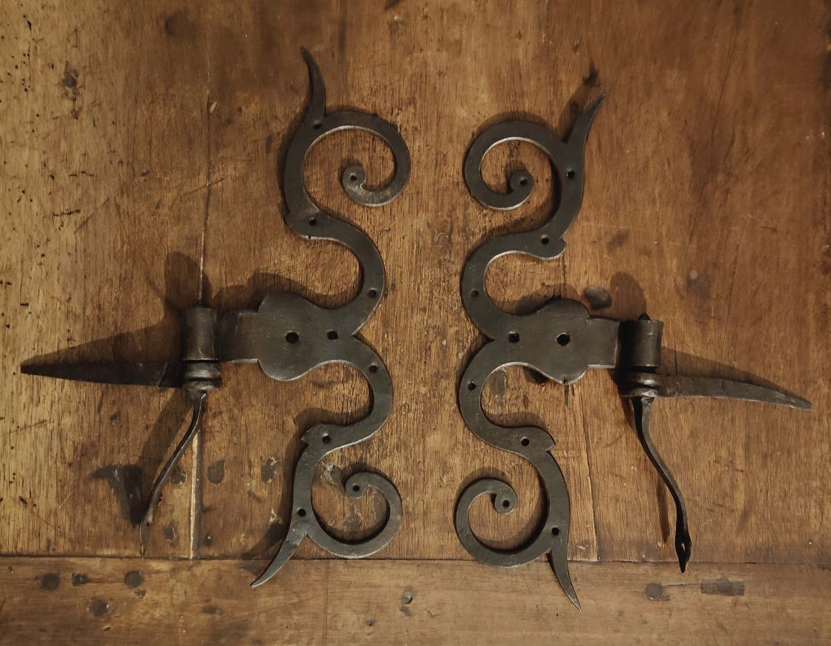 Grandi cerniere in ferro forgiato inizio XVIII secolo 