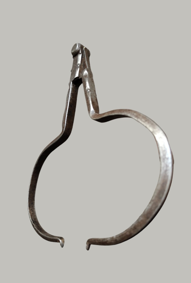 Bel compasso in ferro forgiato XVIII secolo-photo-1