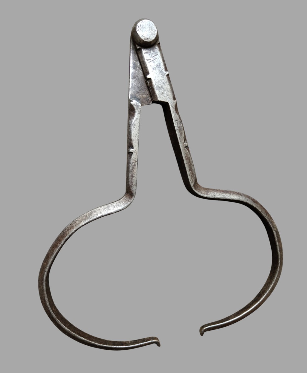 Bel compasso in ferro forgiato XVIII secolo-photo-2