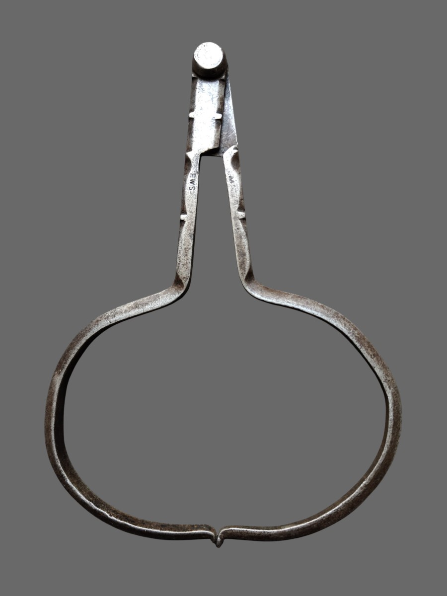 Bel compasso in ferro forgiato XVIII secolo