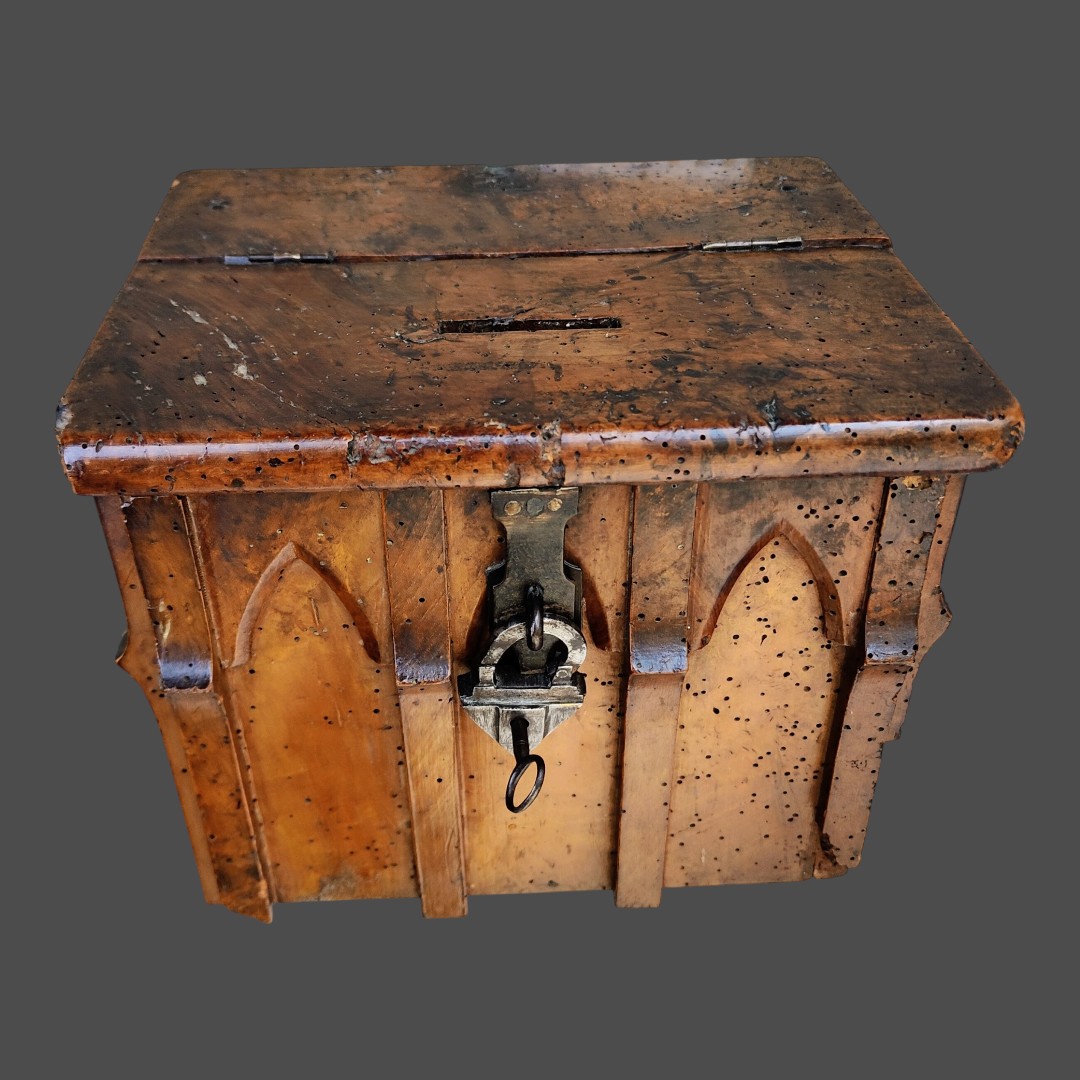 Rara cassetta elemosiniere in legnoalta epoca