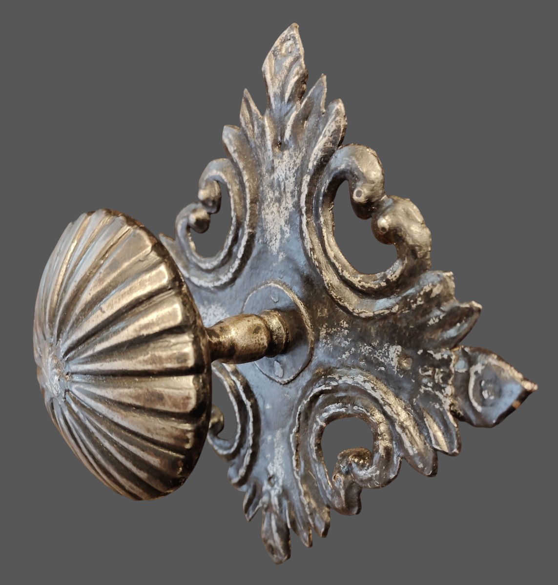 Grande pomolo in ferro forgiato con bella piastra in lamiera originale