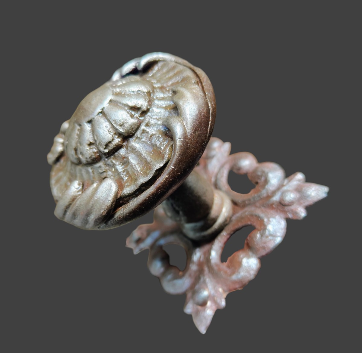 Grosso pomolo di porta in ferro forgiato e scolpito XVIII secolo-photo-3