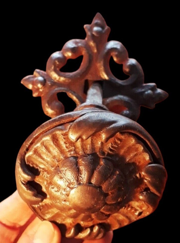 Grosso pomolo di porta in ferro forgiato e scolpito XVIII secolo-photo-3