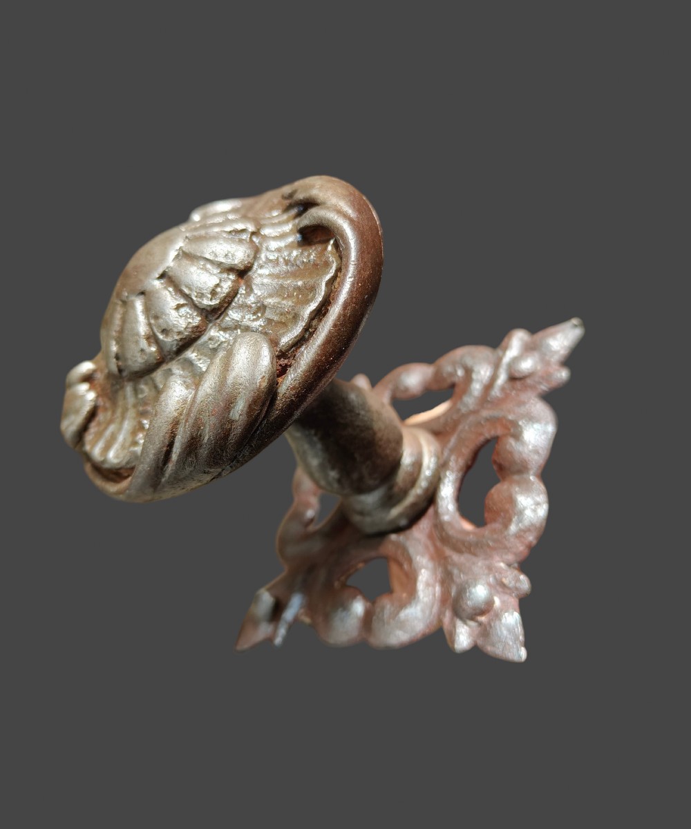 Grosso pomolo di porta in ferro forgiato e scolpito XVIII secolo