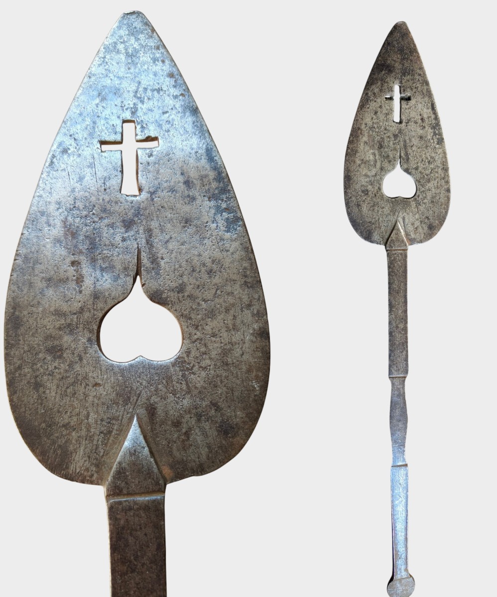 Rara spatola in ferro forgiato e traforato XVI secolo