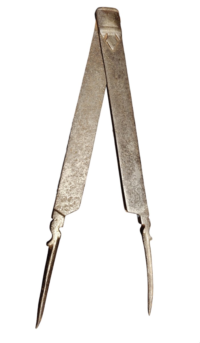 Compasso in ferro forgiato ed inciso XVIII secolo