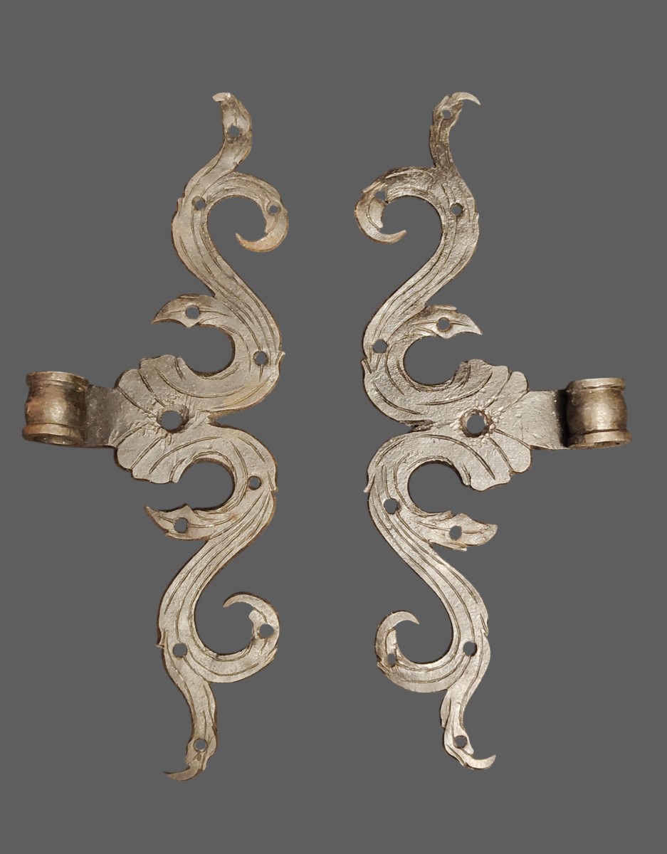 Coppi di cerniere in ferro forgiato ed inciso XVIII secolo 