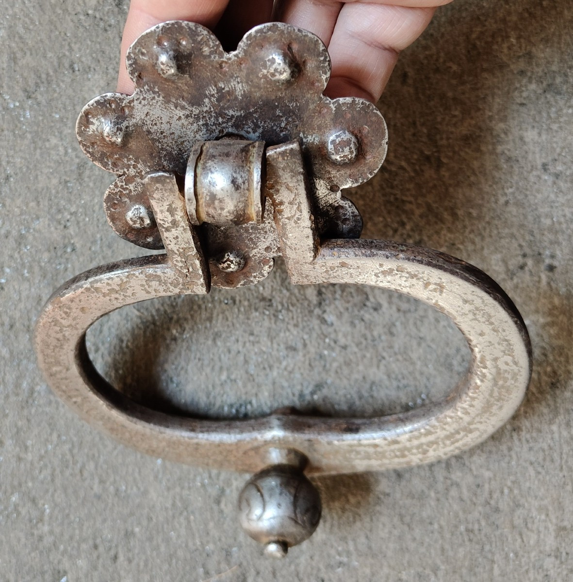 Bel battiporta in ferro forgiato ed inciso Italia inizo XVII secolo