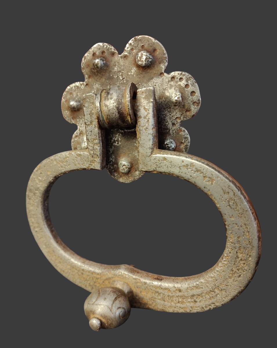 Bel battiporta in ferro forgiato ed inciso Italia inizo XVII secolo