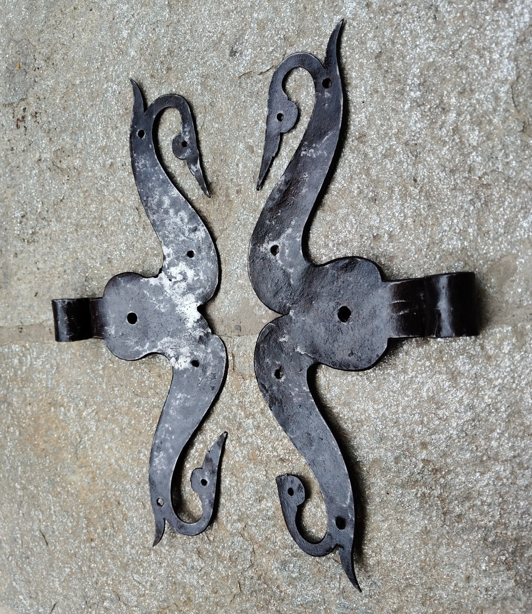 Coppia di grandi cerniere di porta in ferro forgiato XVII secolo -photo-2
