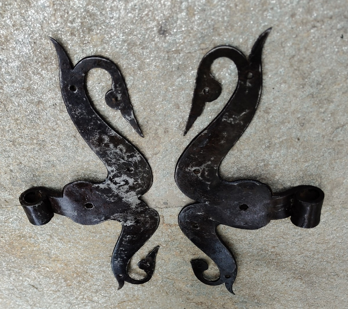 Coppia di grandi cerniere di porta in ferro forgiato XVII secolo -photo-3