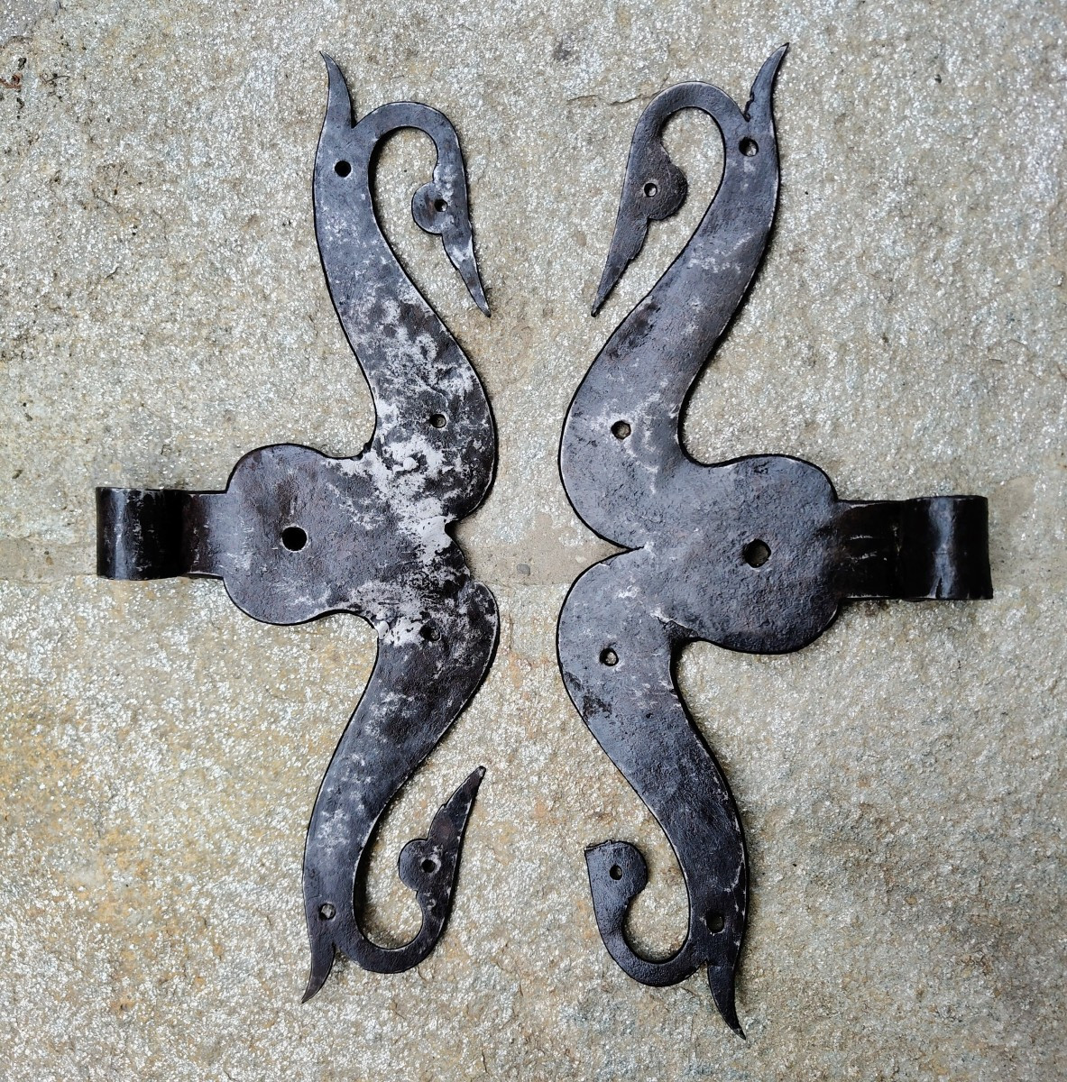 Coppia di grandi cerniere di porta in ferro forgiato XVII secolo -photo-4