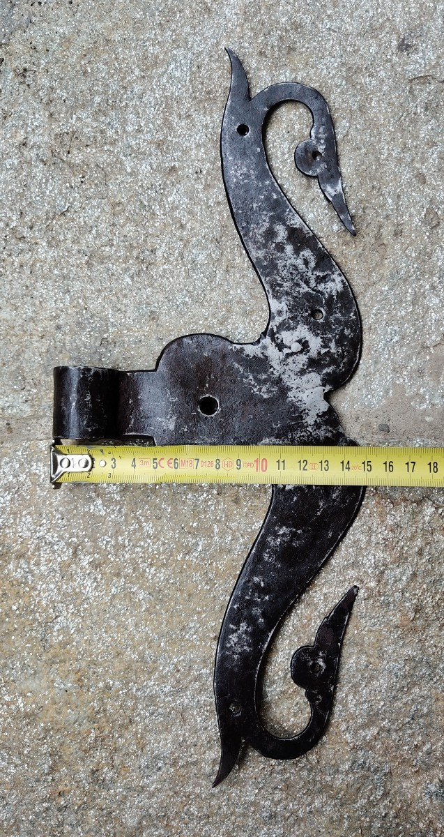 Coppia di grandi cerniere di porta in ferro forgiato XVII secolo -photo-2