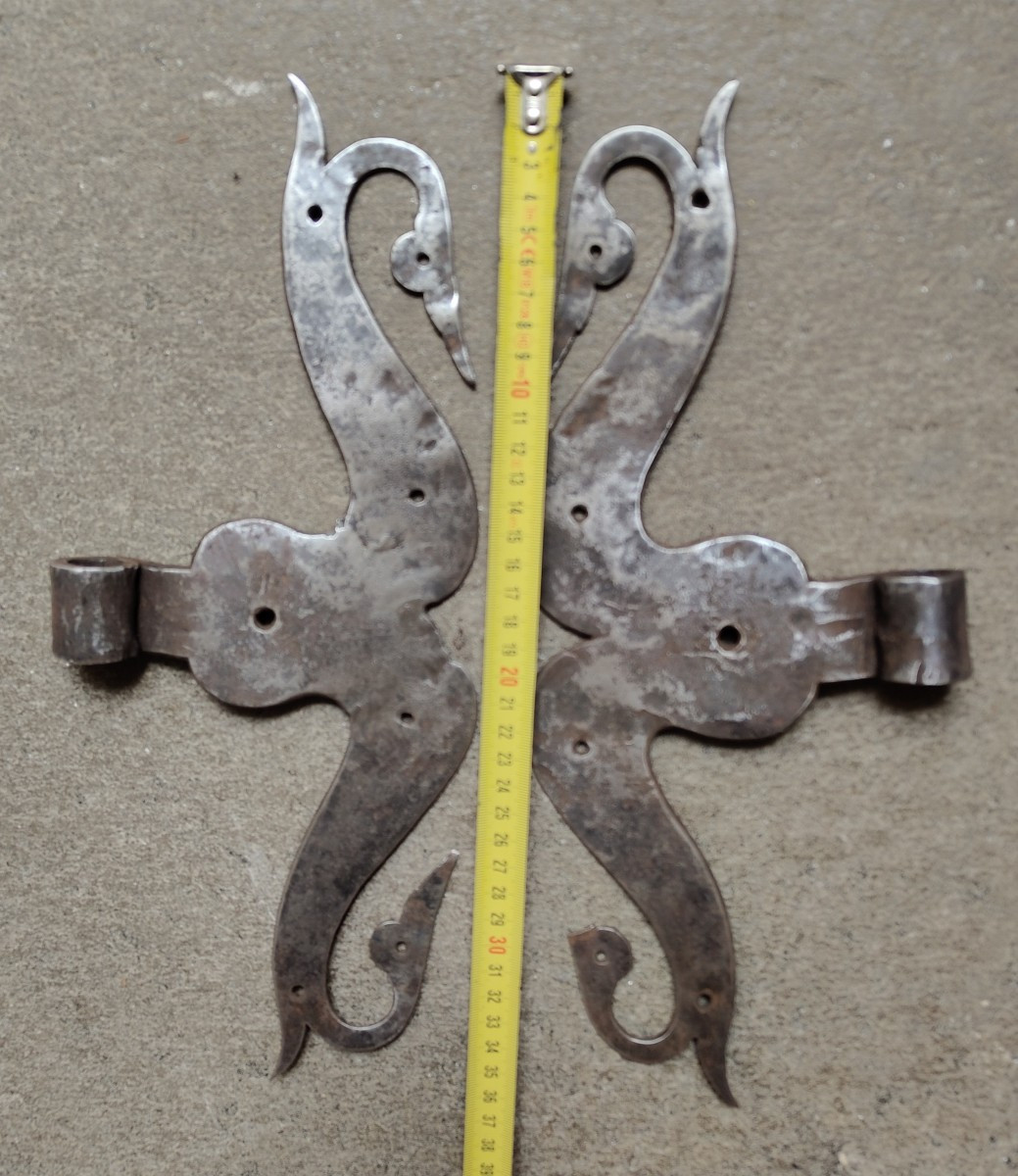 Coppia di grandi cerniere di porta in ferro forgiato XVII secolo -photo-1
