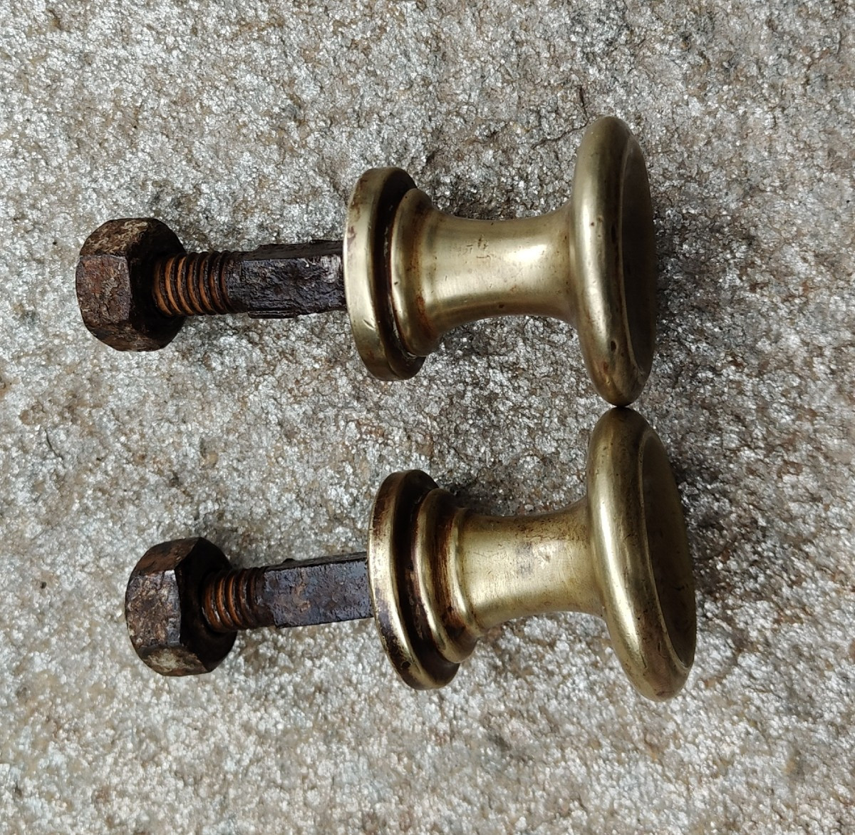 Coppia di pomoli in ottone XIX secolo