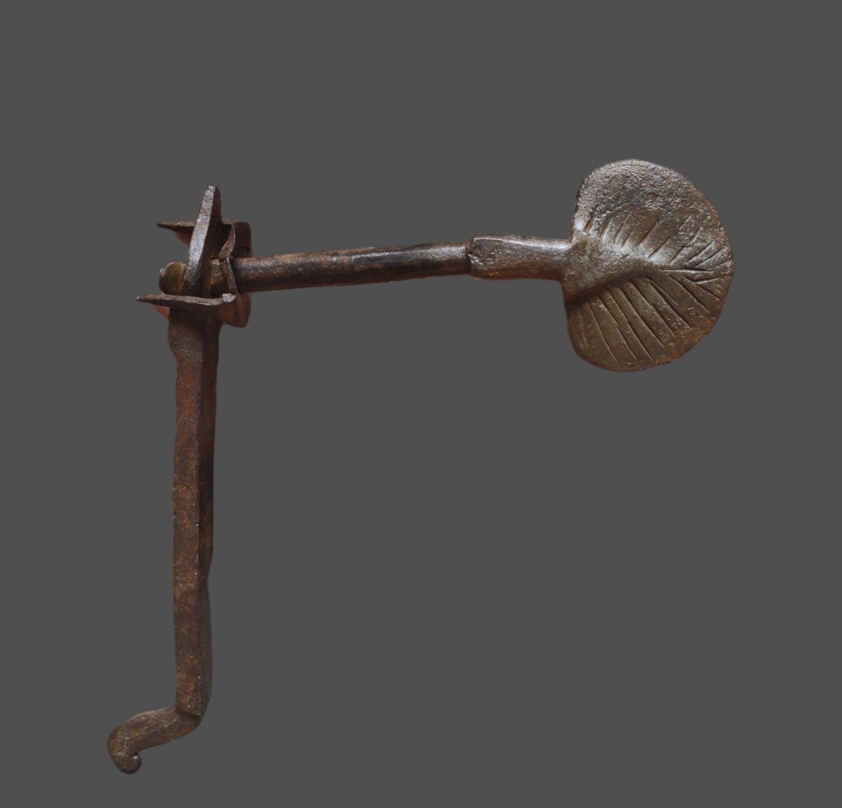 Raro chiavistello in ferro forgiato ed inciso XVI-XVII secolo