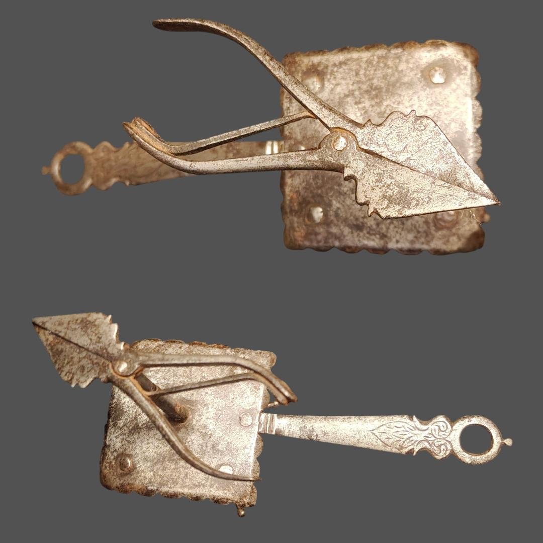Bel lume a tempo in ferro forgiato ed inciso XVII secolo