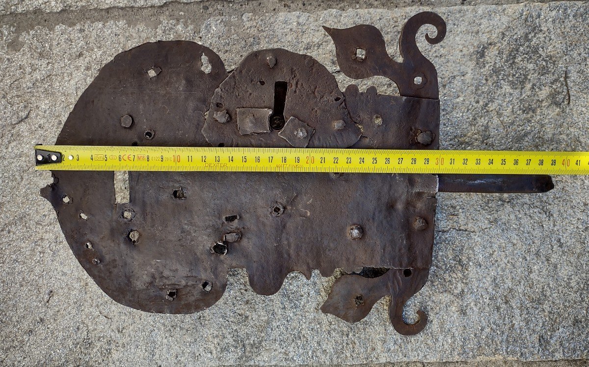 Grande serratura trentina in ferro forgiato ed inciso prima metà  XVII secolo-photo-3