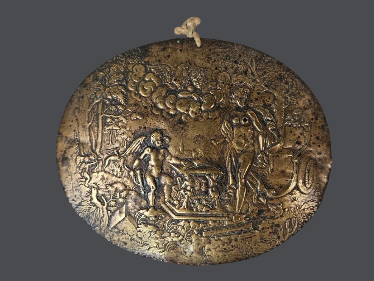 Placchetta ovale in ottone rappresentante Diana ed Amore sormontati da Zeus inizio XVII secolo