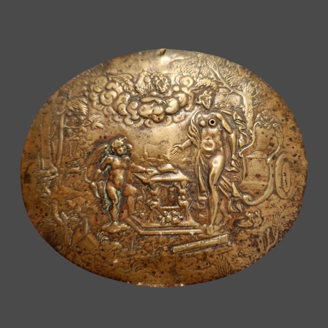 Placchetta ovale in ottone rappresentante Diana ed Amore sormontati da Zeus inizio XVII secolo