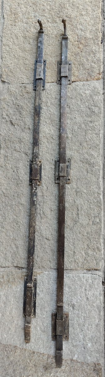 Due catenacci in ferro forgiato XVIII secolo cm. 125 e 118