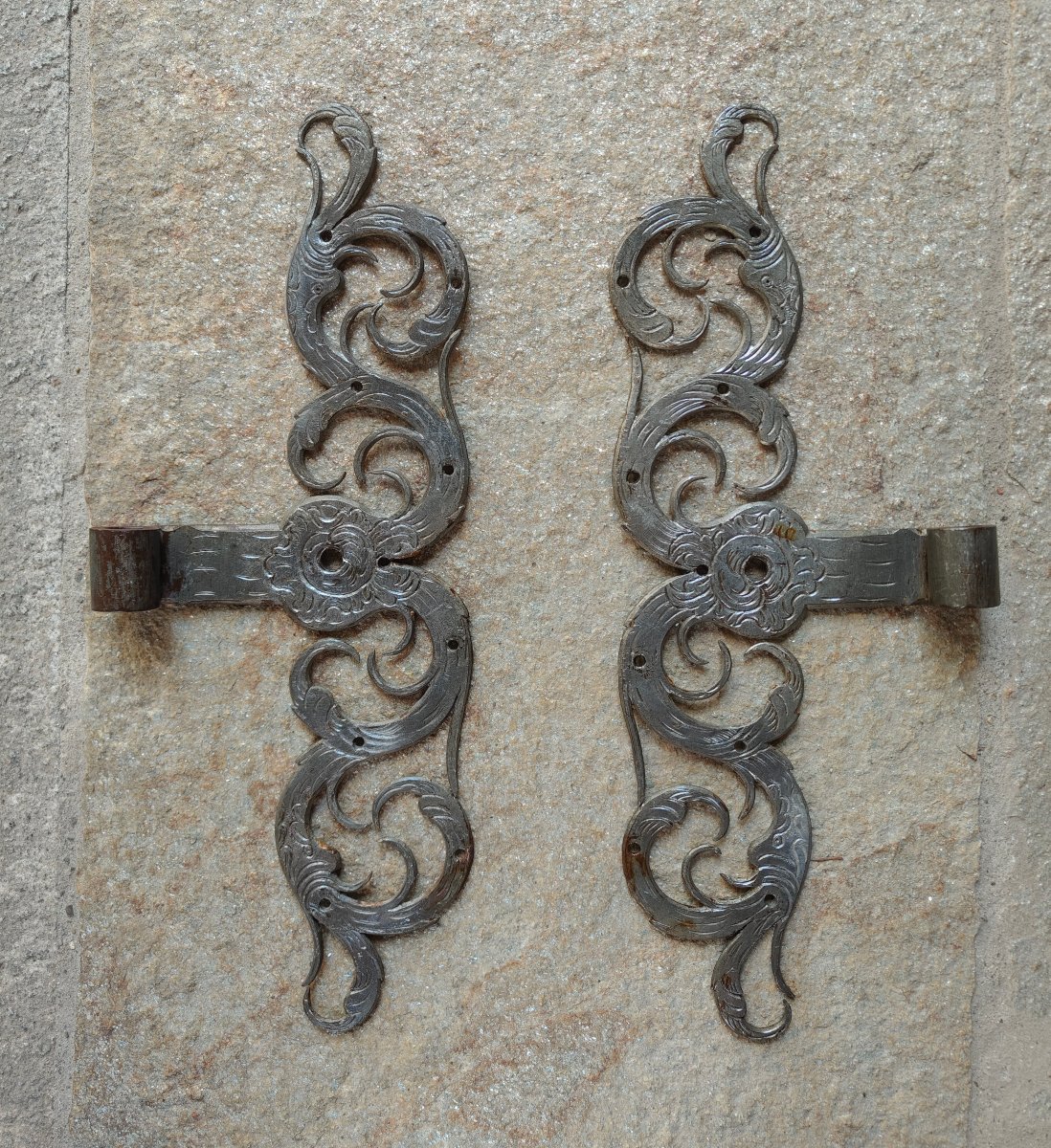 Importante coppia di cerniere di porta in ferro forgiato ed inciso XVIII secolo -photo-2